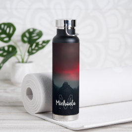 Brennende Wolken, Nebel und Berge Monogramm Trinkflasche