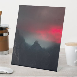 Brennende Wolken, Nebel und Berge Sockelschild