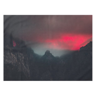 Brennende Wolken, Nebel und Berge Tischdecke