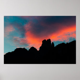 Brennende Wolken über den Bergen Poster