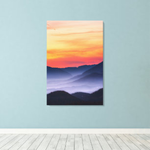 Brennender Sonnenuntergang und Nebel im Tal Leinwanddruck