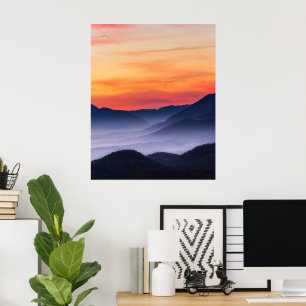 Brennender Sonnenuntergang und Nebel im Tal Poster