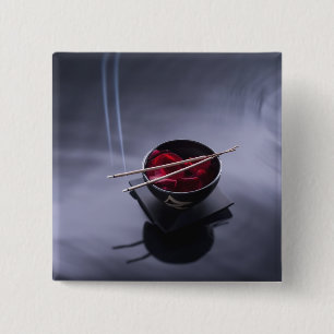 Brennender Weihrauch auf Schüssel Blumenblätter Button