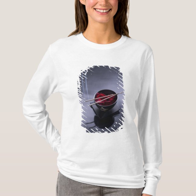 Brennender Weihrauch auf Schüssel Blumenblätter T-Shirt (Vorderseite)