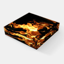 Brennholzflamme und -materialien