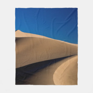 BRENNSAND UNTER BLAUEM HIMMEL WÄHREND DES TAGES FLEECEDECKE