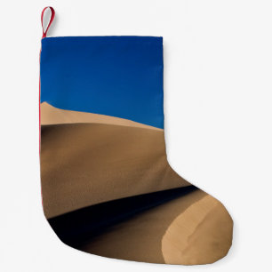 BRENNSAND UNTER BLAUEM HIMMEL WÄHREND DES TAGES KLEINER WEIHNACHTSSTRUMPF
