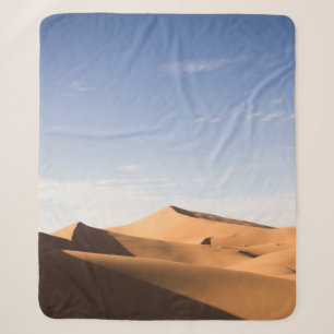 BRENNSAND UNTER BLAUEM HIMMEL WÄHREND DES TAGES SHERPADECKE