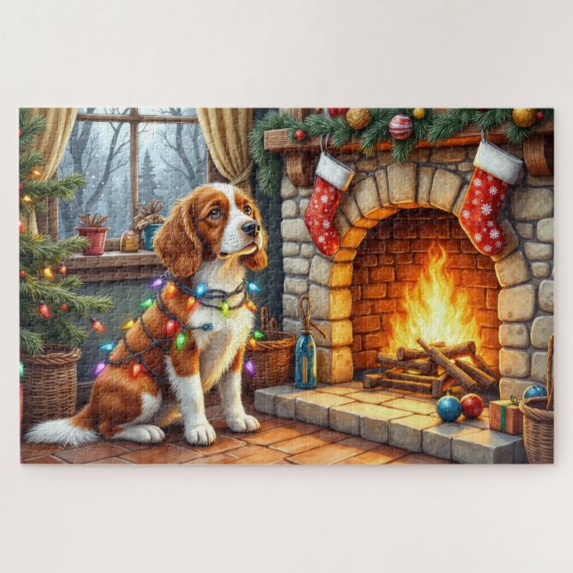 Bretonischer Spaniel Kamin mit Weihnachtslichtern (Horizontal)