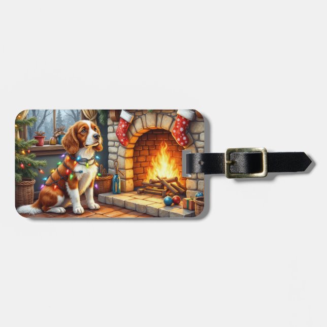 Bretonischer Spaniel Kamin mit Weihnachtslichtern Gepäckanhänger (Vorderseite horizontal)