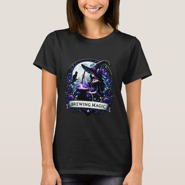 "Brewing Magic" Halloween Witch Shirt (Vorderseite)