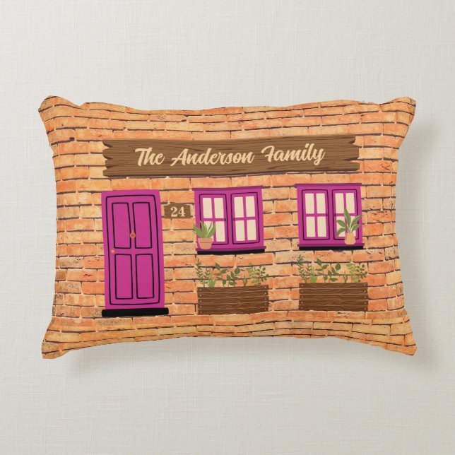 Brick House mit rosa Tor, benutzerdefinierter Text Dekokissen (Vorderseite)