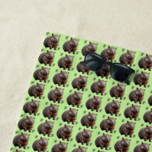Brickwork Burrow: Eine Wombat's grüne Leinwand, Strandtuch