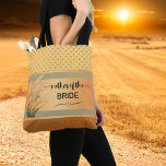 Bridal Terra Cotta Pampas Grass Wedding Tote Bag Tasche<br><div class="desc">Elegante Tasche mit festlichem Pampasgras,  die auf Terrakotta und ockerfarbenem Hintergrund mit Salbei-Polka-Punkten im Wind weht. Schön als Geschenk für Brautmädchen oder Eltern und anpassbar für jede andere Situation.</div>