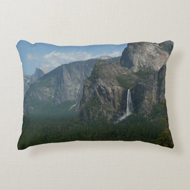 Bridalveil Falls und Halb Dome bei Yosemite Dekokissen (Vorderseite)
