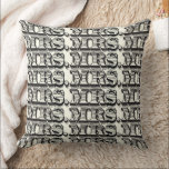Bride Black und Ivory Mrs Typografie Pattern Kissen<br><div class="desc">Neutrale Farben Khalkboard Typografie Vintag Moderne Mr. und Mrs. Chalkboard Hochzeit oder Jubiläumsakzente Kissen. Frau Mongram Custom Accent Pillow on Gray Sie können diese wunderschöne Vintage Elements Coral, Blue, Gray and White Vintag Bird Pillow personalisieren, um alles zu sagen, was Sie mögen, oder nutzen Sie die bestehende Mrs. für die...</div>