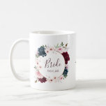 Bride Burgundy & Navy Rose Wasserfarbenkrez Kaffeetasse<br><div class="desc">Schicken Sie der Braut ein personalisiertes Geschenk, das sie jahrelang schätzen wird, um mit unserer eleganten bordeauxfarbenen und marinebasierten Rose Aquarell Rose individuelle Name Tasse zu kommen. Das Design zeichnet sich durch unsere bemalten, eleganten Aquarellfarben-Blume aus. Eine wunderschöne Blumenstruktur aus roter Bordeaux, tiefer Blues und Rosa Blume mit Akzenten von...</div>