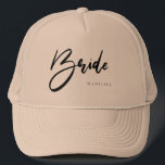 Bride Chic Black Typografy Personalisiert Truckerkappe<br><div class="desc">Mit diesem schicken Champagner-LKW-Hut gehen Sie zu Ihren Aktivitäten im Brautstil. Dieser Hut ist auch in Rosa und Weiß und mehr Farben erhältlich. Ideal für Bachelorette-Aktivitäten.</div>