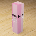 BRIDE & CO Hier kommt die Braut Weinbox<br><div class="desc">Vielen Dank für Ihr Unternehmen oder das besondere Party Gast mit einer Flasche Wein und stellen Sie sicher, in dieser fabelhaften Box. Achten Sie auf die Koordination von Weinetiketten und Weintaschen, personalisieren Sie sie nach Ihrer Wahl und machen Sie Ihr Party ganz anders. Suchen Sie nach anderen Party-Ideen, die alle...</div>