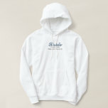 Bride Dusty Blue Bachelorette Wedding Party Hoodie<br><div class="desc">Einfach. Chic. Personalisiert. Diese Brautparty-Shirts sind mit eleganten Skriptschattenschriften versehen. Wählen Sie Ihren Fave fit - T - Shirt, überdimensionales Tee für einen Badeanzug oder Schlaf-Shirt, Sweatshirt oder Hoodie. Pair es mit den passenden Taschen, Tumbeln und Strandtüchern. Ideal für Brautparty-Brunches, für fertige Bilder und Bachelorette Wochenendpassungen. Dress sie auf oder...</div>