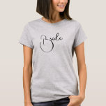 Bride Extravagant Script Wedding T - Shirt<br><div class="desc">Grauer T - Shirt für die Hochzeit. So niedlich. Extravagantes Skript. Ideal für alle Hochzeitsveranstaltungen vor und nach der großen Veranstaltung.</div>