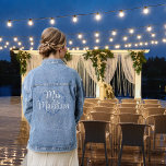 Bride Floral Heart Mit Monogramm Jeansjacke<br><div class="desc">Mit dieser mit Monogramm Vorlage denim Jacke mit eleganter blauer, blumiger und herzlicher Note schaffen Sie ein schönes Brautaccessoire. Die Herzfarben können in den Anzug Ihres Hochzeitsthemas sowie in den Textfarben geändert werden. *Für ein DIY, elegantes Aussehen, können Sie atemberaubende Perlenperlen oder Perlmuscheln hinzufügen, wie Sie wollen. **Hinweis: Wenn der...</div>