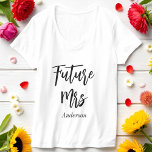 Bride Future Mrs. Wedding Schwarz-weiß T-Shirt<br><div class="desc">Bride Future Frau White T - Shirt mit Black Calligraphy Script. Mehr Produkte mit diesem Design sind in der folgenden Kollektion zu finden.</div>