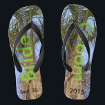 Bride Groom Palm Trees Blue Sky Flip Flops<br><div class="desc">Coole Palmen mit einem Hübschen Blue Sky Unisex Flip Flops mit Bride und Groom geschrieben in einer schönen grünen Farbe Text auf beiden Flip Flops, und Datum der Ehe in schwarzem Text. Fühlen Sie Ihre Einheit mit jedem Schritt, den Sie unternehmen. Verlass an jedem dreh Flop wie Bride und Groom,...</div>
