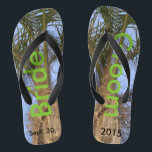 Bride Groom Palm Trees Blue Sky Flip Flops<br><div class="desc">Coole Palmen mit einem Hübschen Blue Sky Unisex Flip Flops mit Bride und Groom geschrieben in einer schönen grünen Farbe Text auf beiden Flip Flops, und Datum der Ehe in schwarzem Text. Fühlen Sie Ihre Einheit mit jedem Schritt, den Sie unternehmen. Verlass an jedem dreh Flop wie Bride und Groom,...</div>