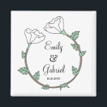 Bride Groom White Floral Wedding Ring  Magnet<br><div class="desc">Ein moderner Braut- und Bräutigam,  der frisch vermählt,  mit einem einzigartigen Blumenmagnet in Form eines Eheringrings. Geschenke die Braut und pflegen ein einzigartiges Blumenring Hochzeitsmagneten. Ein Memento,  um ewig retten. Weiße Blumengrün verlasse. Sie können auch Geschenke an Familie und Freunde.</div>