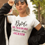 Bride in Training Pink Future Frau Wedding T-Shirt<br><div class="desc">Stilvolle Typografie "Bride in Training" für die passende Braut mit Herzakzent. Personalisieren Sie den Text "Future Mrs." mit Ihrem verheirateten Nachnamen. Ideal für Hochzeitsübungen! Schwarz mit heißen rosa (kann individuell angepasst werden) Farben.</div>