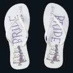 BRIDE Lila Wedding Floral Cake Brautparty Flip Flops<br><div class="desc">Flip Flops bieten eine originelle Marker-Abbildung eines gestuften Hochzeitstortes mit Zuckerguss und violetten Blumen. Personalisieren Sie sich einfach mit dem Datum Ihrer Veranstaltung! Sehen Sie nicht,  wonach Sie suchen? Brauchen Sie Hilfe bei der Anpassung? Kontaktieren Sie Rebecca,  um etwas für Sie entworfen zu haben.</div>