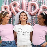 Bride Personalisiert Bachelorette | Individuelle N T-Shirt<br><div class="desc">Mit diesem schicken und personalisierten "Bride"-T - Shirt, mit elegantem Drehbuch mit einem süßen Herzstück und ihrem Namen darunter, strahlt die Braut in ihrer Glanz aus. Ideal für Junggeselinnen-Abschiede, Brautpartys, Hochzeitswochenenden oder als ein Spaß beim Outfit. Komfortabel, stilvoll und völlig instabil, ist dieses individuelle Tee ein Muss für jede moderne...</div>