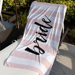 Bride | Roststreifen Strandtuch<br><div class="desc">Genießen Sie die Hochzeitsreise oder die Bachelorette mit unserem niedlichen "BRIDE" Badetuch, das Ihren Status als Jungvermählte anzeigt! Das Design zeichnet sich durch rosa und weiße Streifen mit "Braut" in schwarz handgeschriebenem Pinselsatz aus.</div>