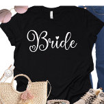Bride Script Heart Black Bachelorette T-Shirt<br><div class="desc">Niedlich modernes Design für die Braut auf einem dunklen Shirt. Das Wirble Wort Braut hat ein Herz und wird bei einem Bachelorette-Ereignis sicherlich bemerkt werden. Kann für das Abendessen der Probe getragen werden,  zusammen mit Ihrer Hochzeitsfeier.</div>