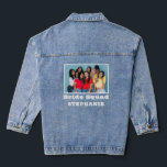 Bride Squad Foto Name Bachelorette Jeansjacke<br><div class="desc">Bride Squad Foto Name Junggeselinnen-Abschied. Fügen Sie Ihr Lieblingsbild von Ihnen und Ihren Freunden hinzu,  die eine weiße Grenze um sich herum haben,  mit Bride Squad und dem Namen darunter. Einfach mit Ihrem Foto und Ihren Worten personalisieren.</div>