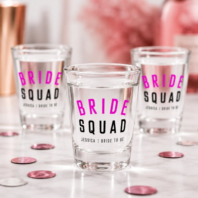 Bride Squad | Hot Pink Bachelorette Bridesmaid Schnapsglas (Personalized bride squad shot glasses for bachelorette favors and bridal party toasts.)