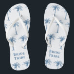Bride Stam Blue Tropical Palm Tree Flip Flops<br><div class="desc">Diese lustigen tropischen Palmen gemusterten Flip Flops mit dem Wort "Brautstamm" in (Farbe des Jahres 2020) blau auf einem weißen Hintergrund sind die perfekte Brautparty Geschenke für ein tropisches Strand Ziel oder Freiluft-Hochzeit!</div>