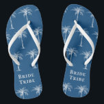 Bride Stam Blue White Tropical Palm Tree Flip Flops<br><div class="desc">Diese lustige tropische Palme flackert mit dem Brautparty "Bride Tribe" in Weiß auf der (Farbe des Jahres 2020) blauen Hintergrund ist das ideale Geschenk für einen tropischen Strand oder eine Hochzeit im Freien!</div>