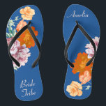 Bride Stamm Floral Etwas Blue Wedding Flip Flops<br><div class="desc">Dieses wünschenswerte Flip-Flops-Paar zeichnet sich durch ein ästhetisches Retro-Muster von wunderschönen Blume aus der Peonie auf dem blauen Hintergrund und durch die wechselnde Typografie "Bride Stamm" aus. Diese personalisierten und eleganten Flip Flops sind ein unvergessliches Geschenk für Hochzeitsfeier: Braut, Brautjungfrauen, Brautmutter, Trauzeugin... Sie fügen Ihrem Hochzeitstag, Junggeselinnen-Abschied oder anderen Feierlichkeiten...</div>
