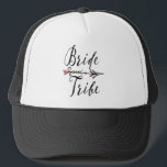 Bride Stamm mit Arrow Trucker Hat Truckerkappe<br><div class="desc">Großartiges Brautparty für Ihren Brauenstamm. Man kann sie am Tag der Hochzeit oder bei einem Ausflug in die Stadt sportlich betätigen.</div>