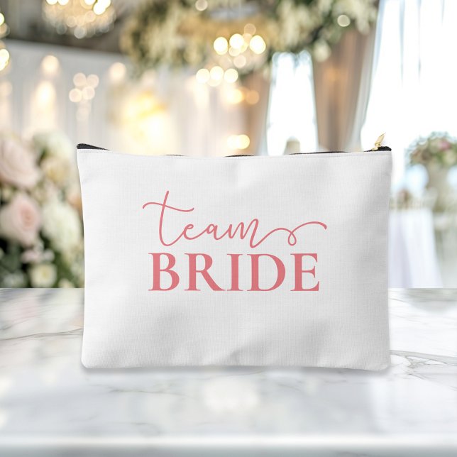 Bride - Team Bride! Geschenkname Zubehörtasche ("This Bride / Team Bride accessory and makeup bag showcases a sleek pink script font with elegant sw)