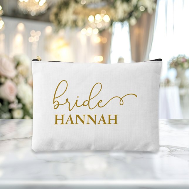 Bride - Team Bride! Geschenkname Zubehörtasche ("This Bride / Team Bride accessory and makeup bag showcases a sleek beige-gold script font with eleg)