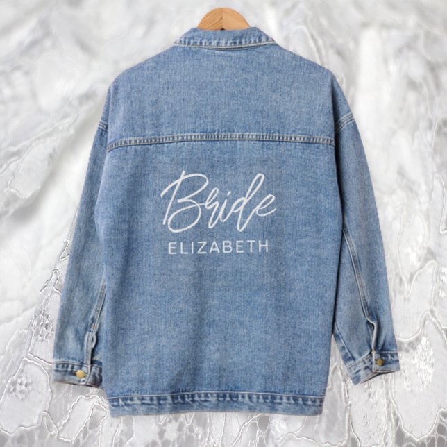 Bride Trendy Modern Script Jeansjacke (Stylishly Personalize with Your Custom Name.)