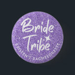 Bride Tribe Bachelorette Button Violet<br><div class="desc">Das Button mit Bride Stamms Schrift für Brautparty oder Junggeselinnen-Abschied wird mit jedem Outfit großartig aussehen. Das Button kann mit dem Namen von Bride oder anderen Details personalisiert werden. Es stehen verschiedene Farboptionen zur Verfügung. Matching Button mit der gleichen Farbe und Stil Zukunft Frau für Bride-to-be ist auch verfügbar -...</div>