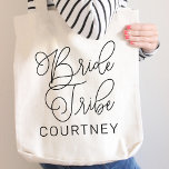 Bride Tribe Black Modern Script Custom Bridesmaid Tragetasche<br><div class="desc">Modernes und lässiges schwarzes Kalligraphieskript "Brautstamm" Frauentotentasche mit individuellem Text,  der für Ihre Brautparty-Crew personalisiert werden kann. Ideal für Ihre Brautjungfrauen,  um am Junggeselinnen-Abschied und am Hochzeitswochenende zu tragen!</div>