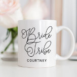 Bride Tribe Black Modern Script Custom Wedding Kaffeetasse<br><div class="desc">Modernes und lässiges schwarzes Kalligrafieschrift "Bride Tribe" Damenehehemmer-T-Shirt mit individuellem Text,  der für Ihre Brautparty-Crew personalisiert sein kann. Schenken Sie Ihren Brautmädchen am Bachelorette- und Hochzeitswochenende ein süßes Geschenk!</div>