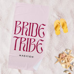 Bride Tribe Bold Pink Magenta Bachelorette Strandtuch<br><div class="desc">Ein personalisiertes,  fett rosa und magenta Bachelorette Badetuch mit funky Typografie für "Bride Tribe" und Ihren Namen der Wahl. Die perfekte Wahl für Ihren Brauenstamm wie Ihre Brautjungfrauen,  für ein Bachelorette Wochenende oder einen Junggeselinnen-Abschied am Strand. Benötigen Sie zusätzliche Artikel in diesem Stil? Lass mir eine Nachricht!</div>