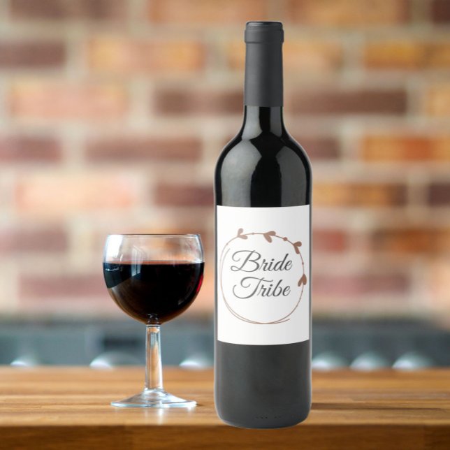 Bride Tribe Mocha Simple Heart Wreath Weinetikett (In Situ Glass of Wine)