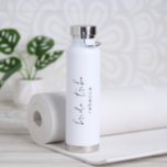 Bride Tribe Simple Wedding Modern Bridesmaid Trinkflasche<br><div class="desc">Moderne Schwarz-Weiß Hochzeitswasserflasche mit einem einfachen und minimalistischen Design mit "Braut Stamm" in einem eleganten Drehbuch zusammen mit dem Namen Ihrer Brautjungfrau. Ein niedliches und geistliches Geschenk für Ihre Brautmädchen.</div>